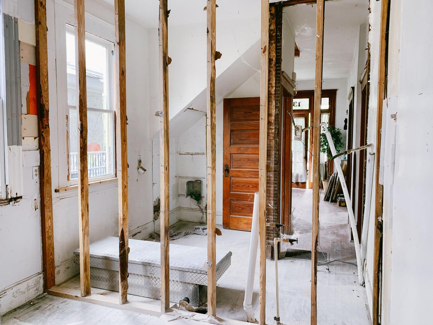 Renovarea unei case vechi; &icirc;n ce ordine trebuie făcute lucrările. Sursa foto Monica Silvestre