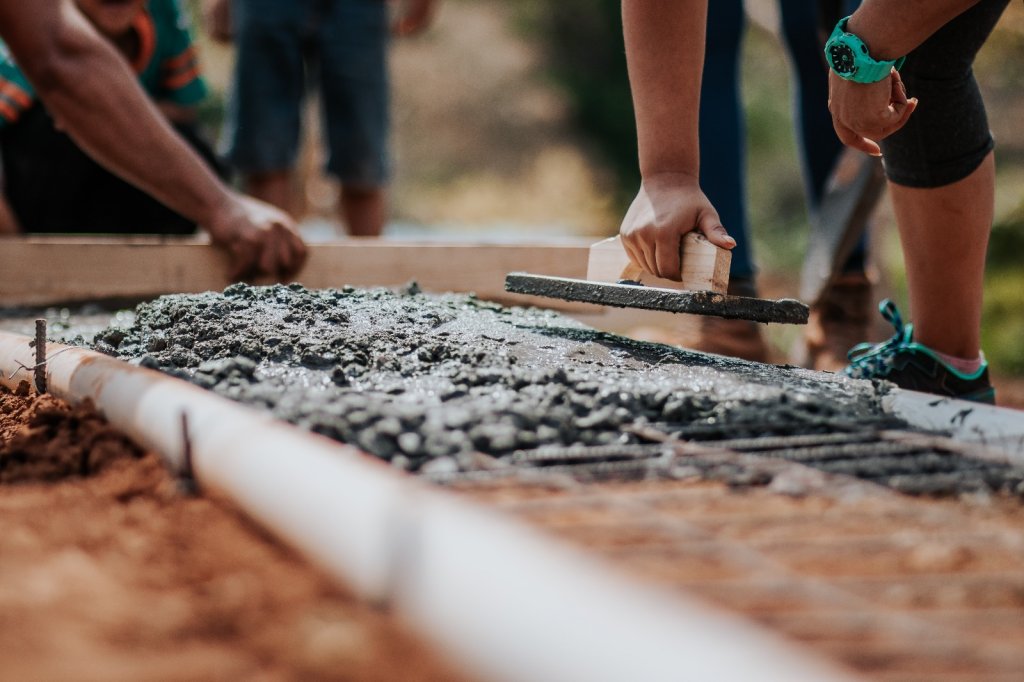 Cât de aproape poți construi un bloc de celălalt. Numai așa e legal!