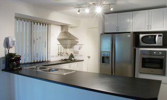 Bucătăria open-space pierde teren? De ce tot mai mulți proprietari aleg din nou spațiile delimitate