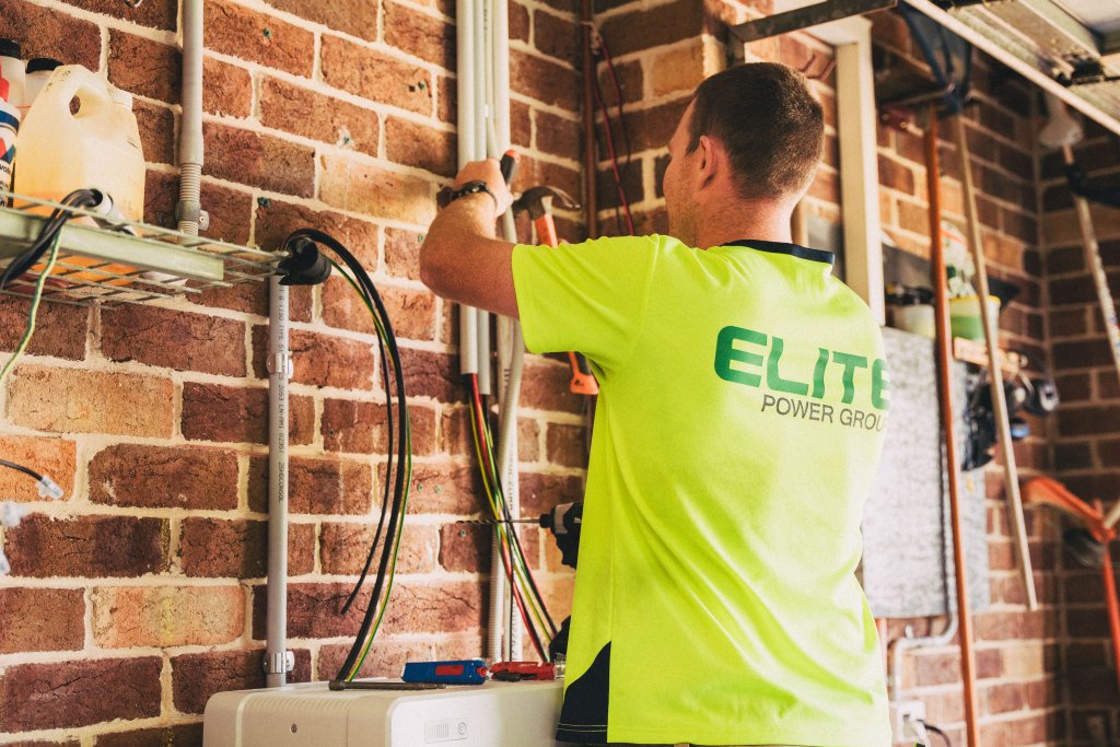 Cum identifici cablurile electrice înainte să găurești un perete